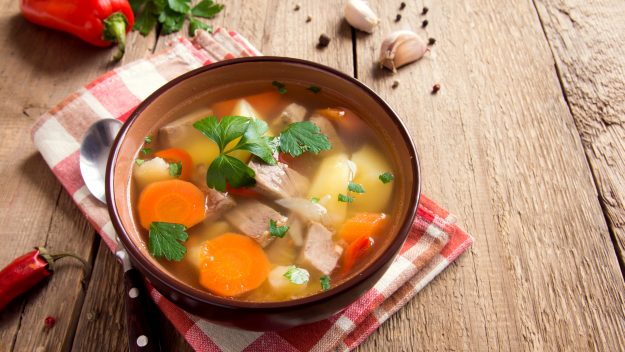 tri-vkusni-i-topli-supichki-za-studenite-esenni-dni